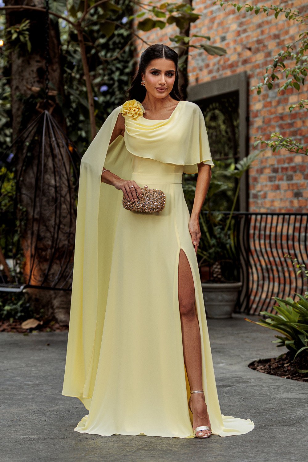 VESTIDO DE FESTA LONGO GARDEN DETALHE CAPA - AMARELO