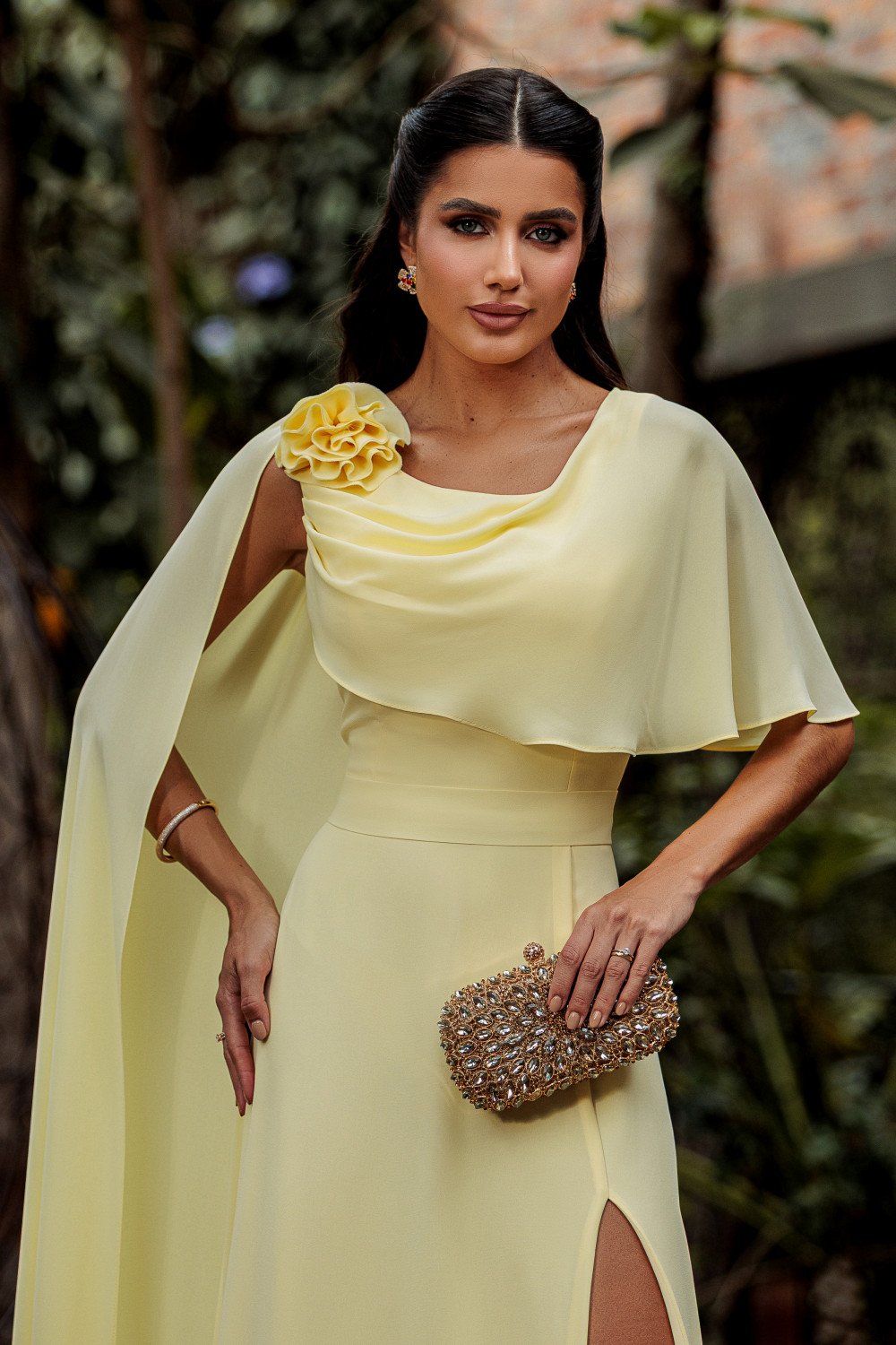 VESTIDO DE FESTA LONGO GARDEN DETALHE CAPA - AMARELO