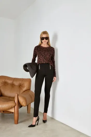 BLUSA TRICÔ ANIMAL PRINT - MARROM