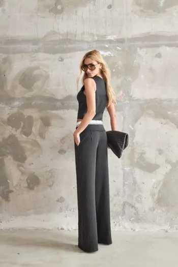 CONJUNTO COLETE E CALÇA RISCA DE GIZ MARCELA - PRETO