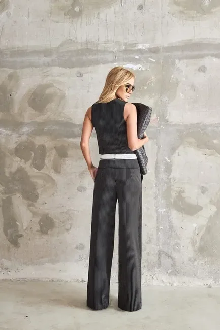 CONJUNTO COLETE E CALÇA RISCA DE GIZ MARCELA - PRETO