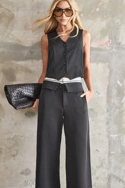 CONJUNTO COLETE E CALÇA RISCA DE GIZ MARCELA - PRETO