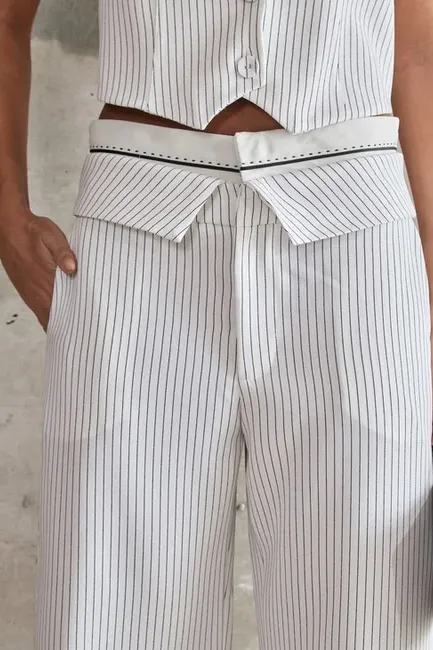 CONJUNTO COLETE E CALÇA RISCA DE GIZ MARCELA - OFF WHITE