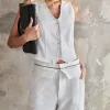 CONJUNTO COLETE E CALÇA RISCA DE GIZ MARCELA - OFF WHITE
