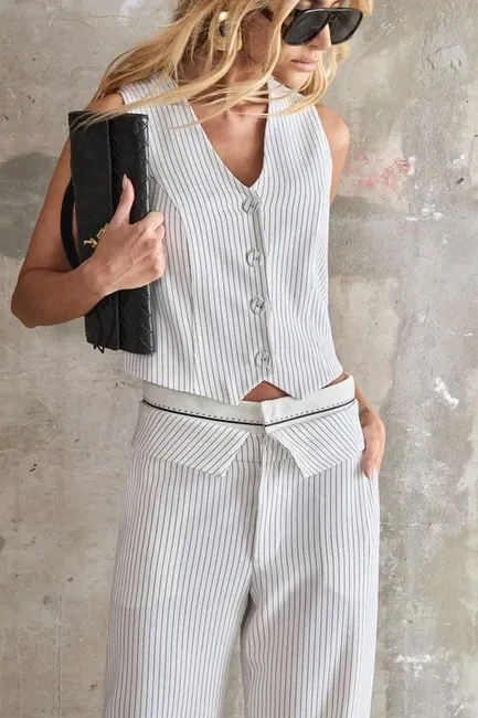 CONJUNTO COLETE E CALÇA RISCA DE GIZ MARCELA - OFF WHITE