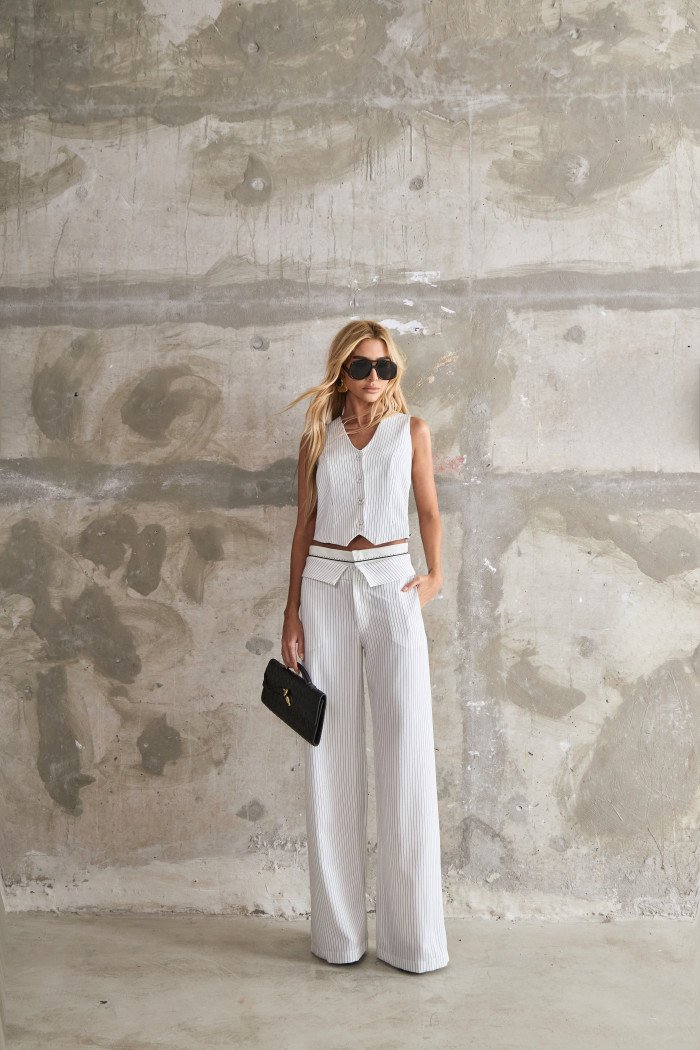 CONJUNTO COLETE E CALÇA RISCA DE GIZ MARCELA - OFF WHITE