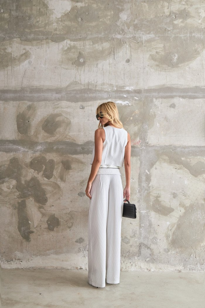 CONJUNTO COLETE E CALÇA RISCA DE GIZ MARCELA - OFF WHITE