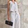 CONJUNTO COLETE E CALÇA RISCA DE GIZ MARCELA - OFF WHITE