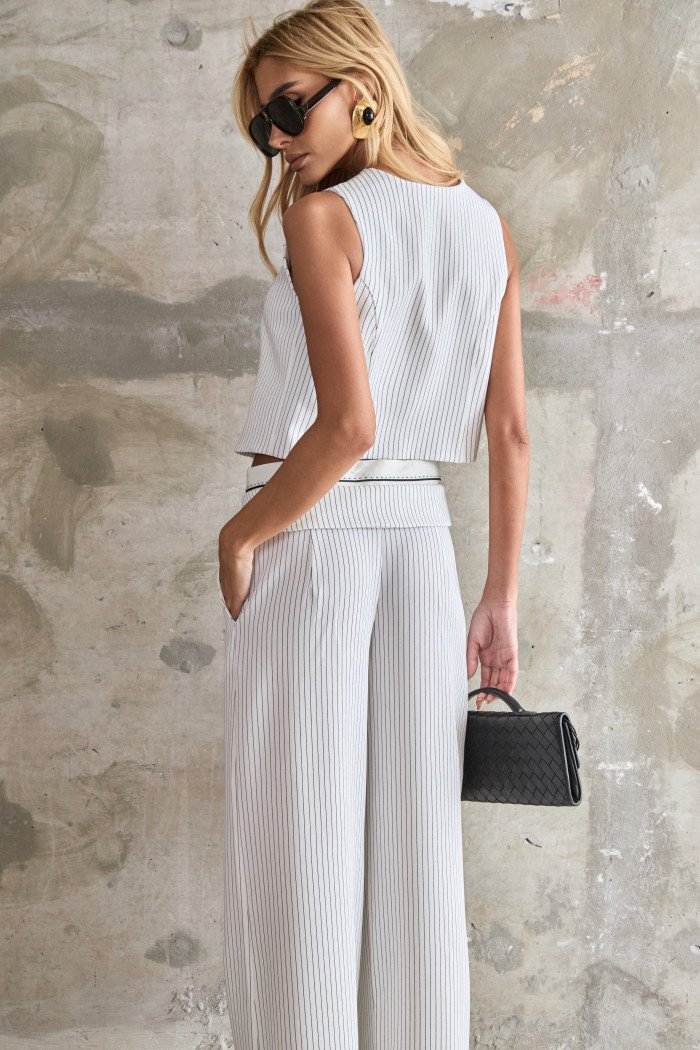 CONJUNTO COLETE E CALÇA RISCA DE GIZ MARCELA - OFF WHITE