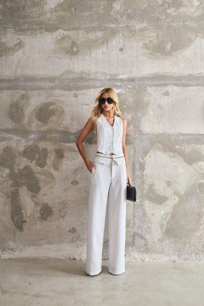 CONJUNTO COLETE E CALÇA RISCA DE GIZ MARCELA - OFF WHITE