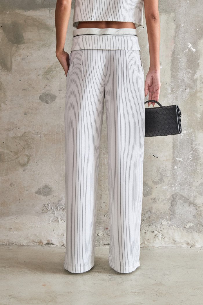 CONJUNTO COLETE E CALÇA RISCA DE GIZ MARCELA - OFF WHITE
