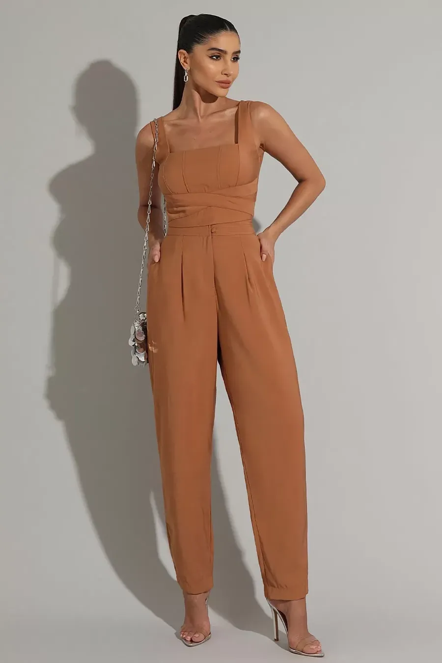 CALÇA MISS ALFAIATARIA BOTÃO FORRADO - CARAMELO