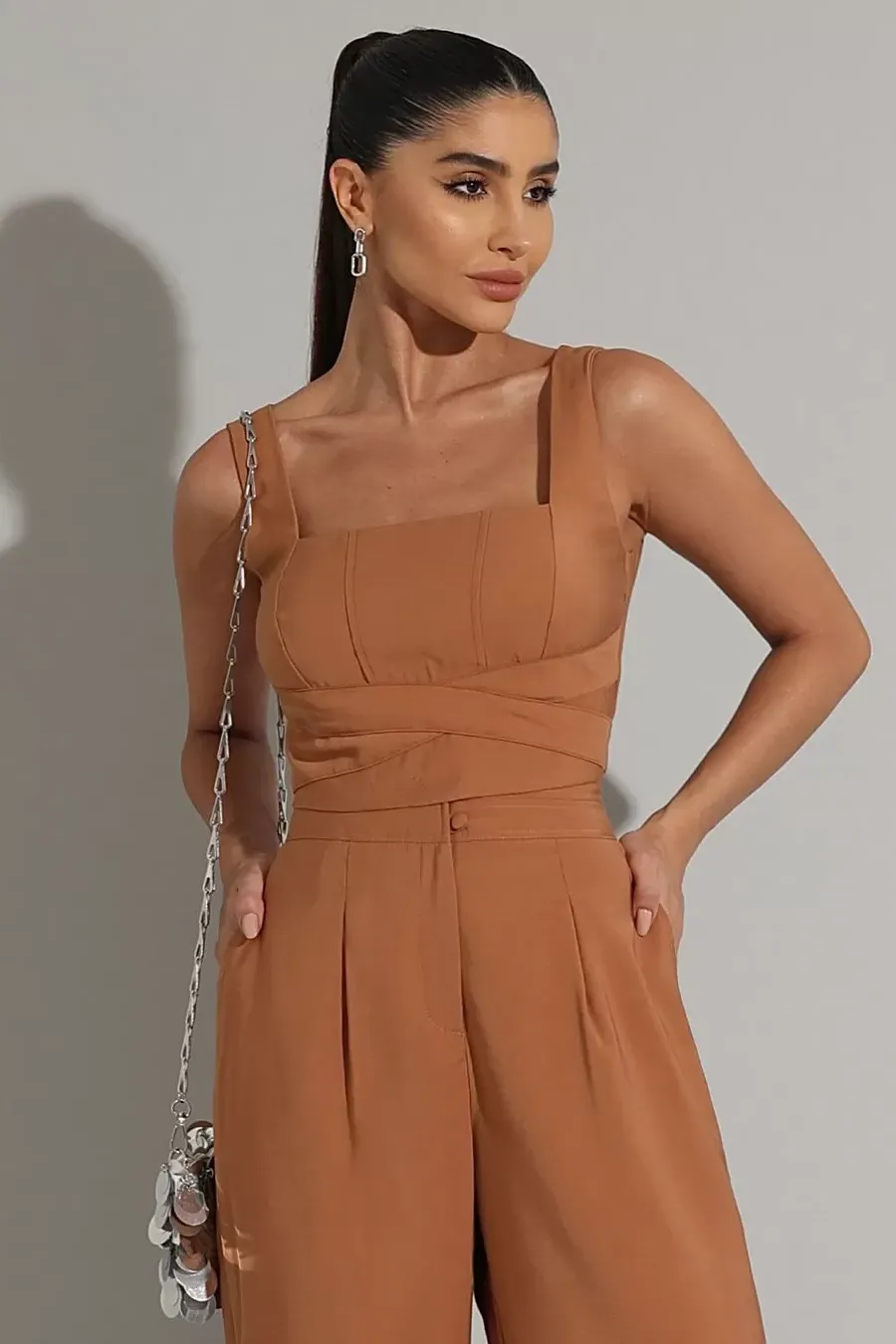 CALÇA MISS ALFAIATARIA BOTÃO FORRADO - CARAMELO