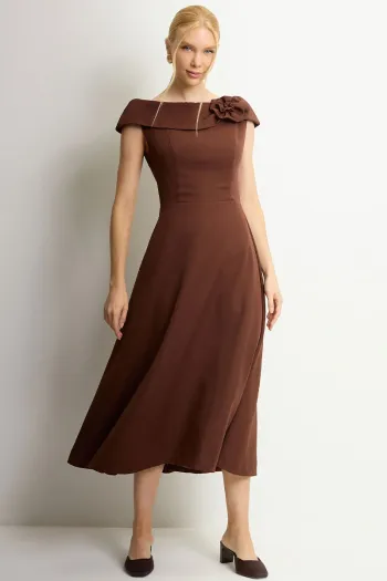 VESTIDO HILDA MIDI DETALHE FLOR - MARROM