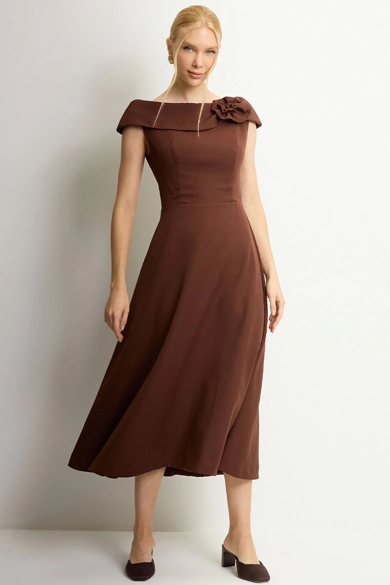 VESTIDO HILDA MIDI DETALHE FLOR - MARROM