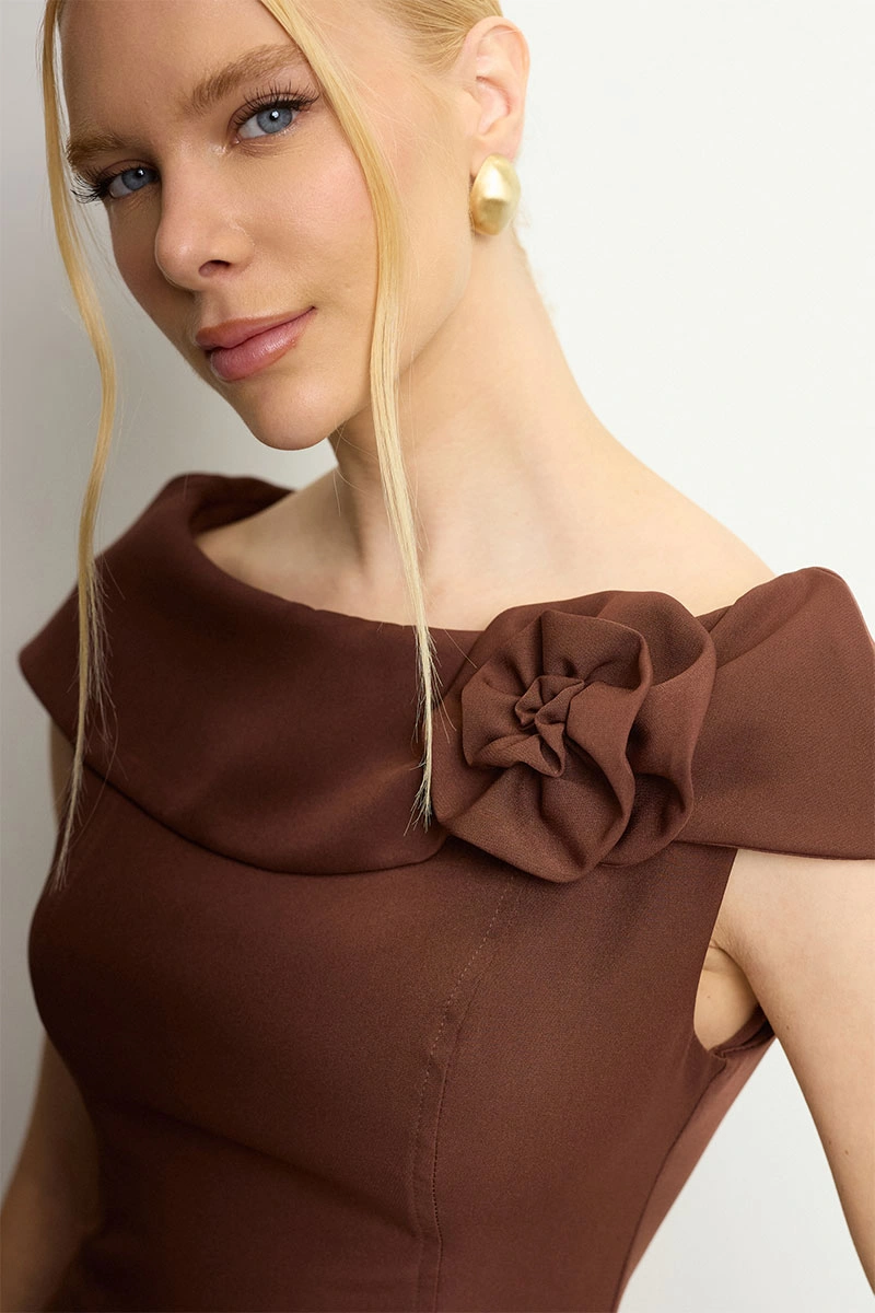 VESTIDO HILDA MIDI DETALHE FLOR - MARROM
