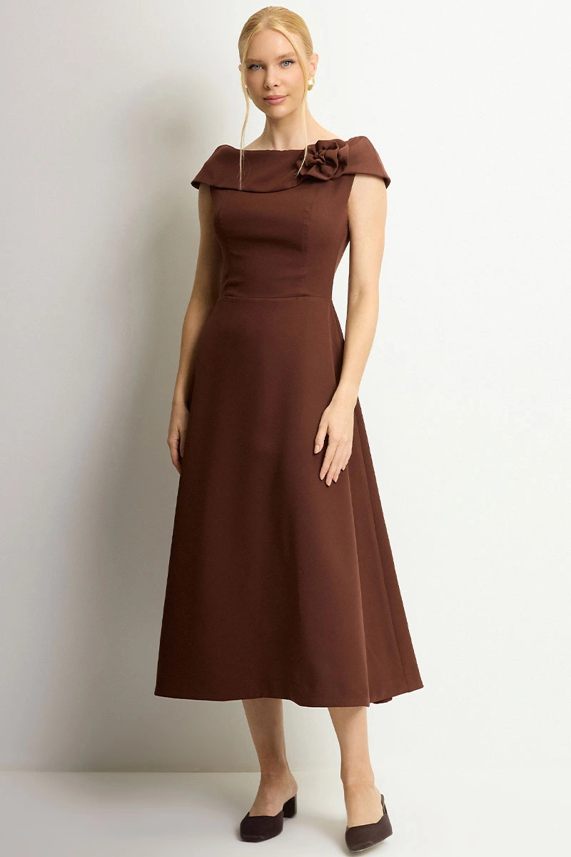 VESTIDO HILDA MIDI DETALHE FLOR - MARROM