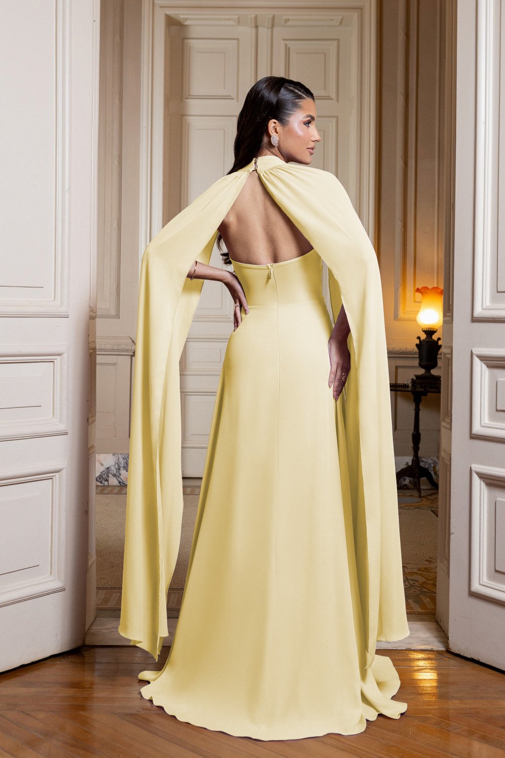 VESTIDO DE FESTA MILANO GOLA ALTA COM CAPA - AMARELO