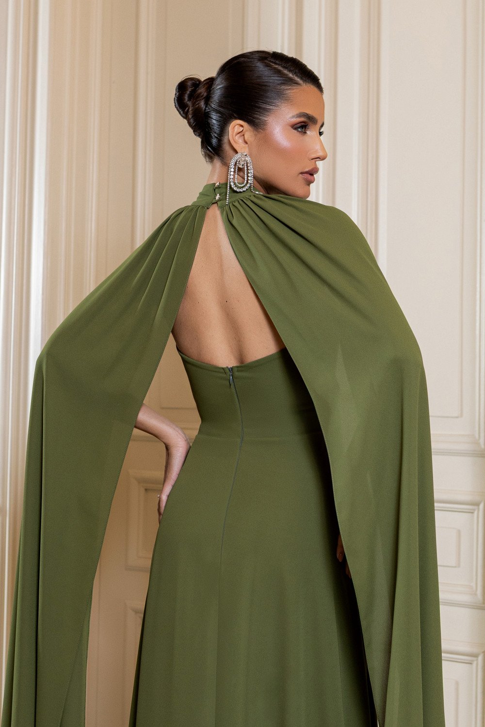 VESTIDO DE FESTA MILANO GOLA ALTA COM CAPA - VERDE OLIVA