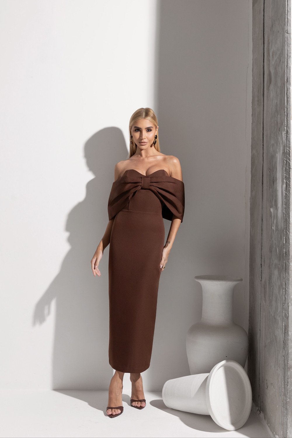 VESTIDO LISIANE ALFAITARIA PREMIUM OMBRO A OMBRO - MARROM