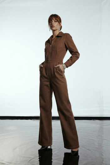 MACACÃO JESSICA SARJA ZÍPER GLAMOROUS - MARROM