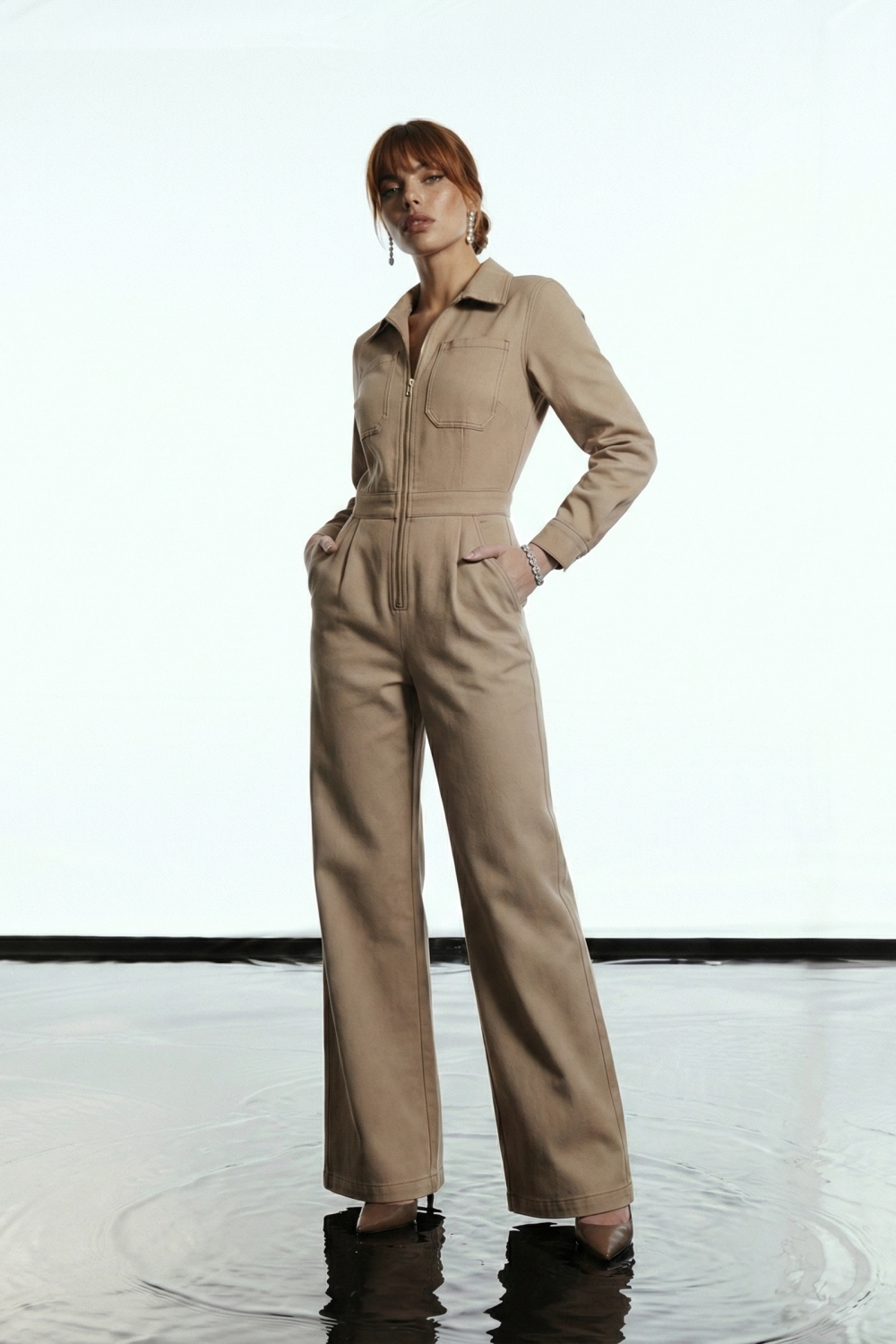 MACACÃO JESSICA SARJA ZÍPER GLAMOROUS - BEGE