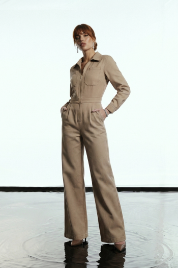 MACACÃO JESSICA SARJA ZÍPER GLAMOROUS - BEGE