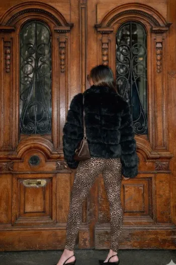 CASACO DE PELOS IRLANDA DETALHE COURINO - PRETO