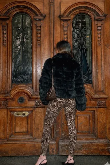 CASACO DE PELOS IRLANDA DETALHE COURINO - PRETO