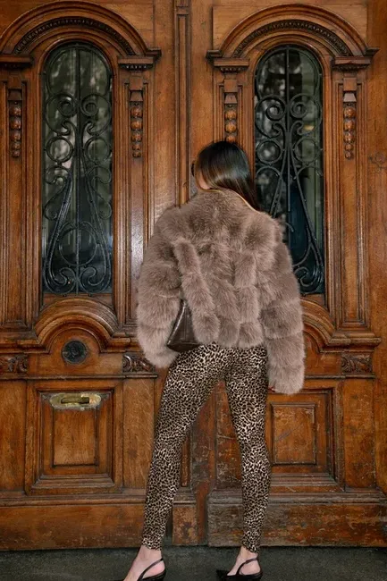 CASACO DE PELOS IRLANDA DETALHE COURINO - CAKI