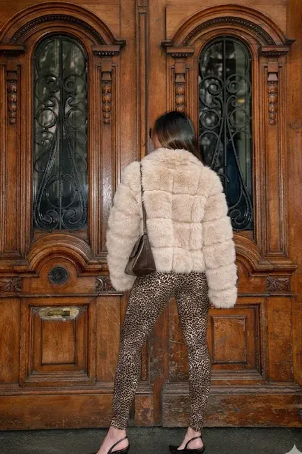 CASACO DE PELOS IRLANDA DETALHE COURINO - OFF WHITE