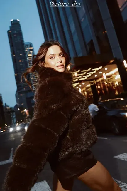 CASACO DE PELOS IRLANDA DETALHE COURINO - CAFÉ