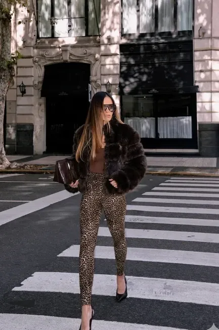 CASACO DE PELOS IRLANDA DETALHE COURINO - CAFÉ