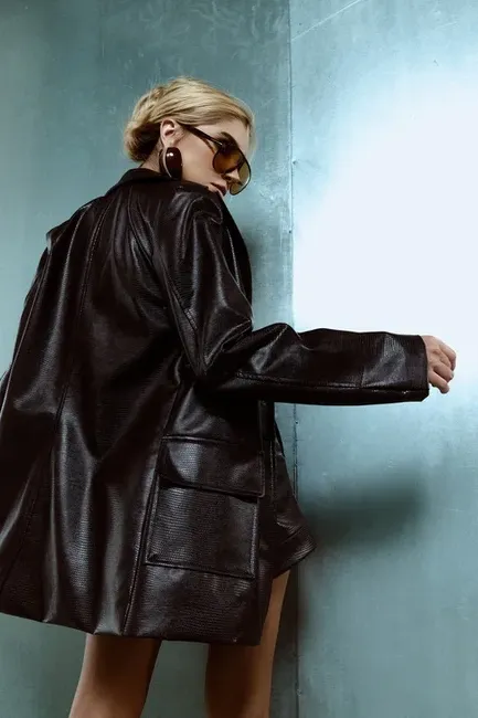 BLAZER IRLANDA COURO CROCO - CAFÉ