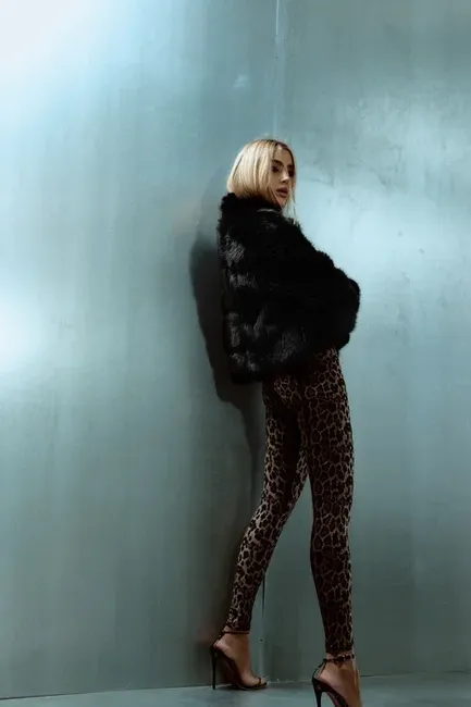 CALÇA SARA LEGGIN ANIMAL PRINT - MARROM ESCURO