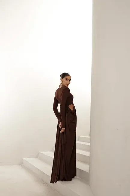 VESTIDO PARIS MANGA LONGA SAIA DRAPEADA - MARROM