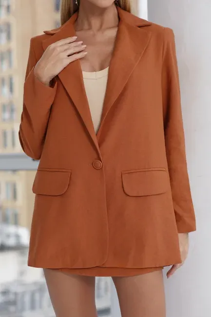 CONJUNTO DUBAI MAX BLAZER E SHORT SAIA ALFAIATARIA - CARAMELO