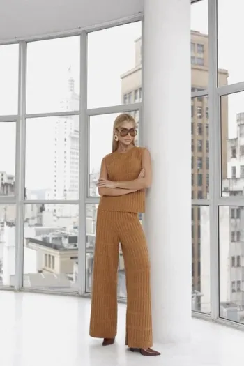 CONJUNTO ADELE REGATA E CALÇA TRICÔ - BISCUIT