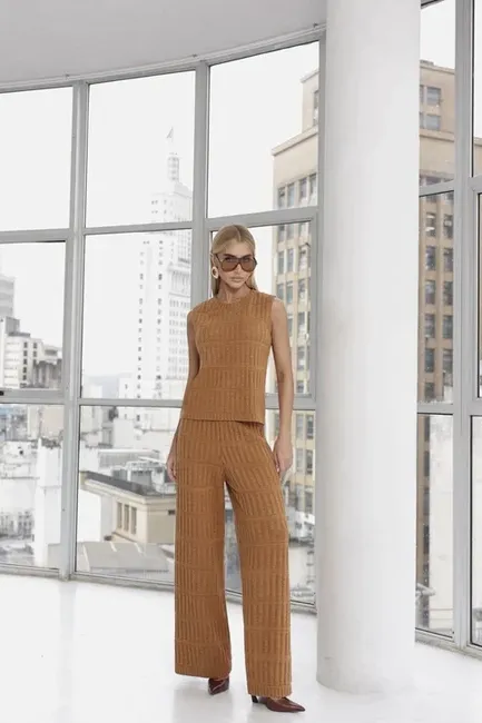 CONJUNTO ADELE REGATA E CALÇA TRICÔ - BISCUIT