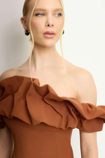 VESTIDO OMBRO A OMBRO MIDI BABADOS PATY - MARROM