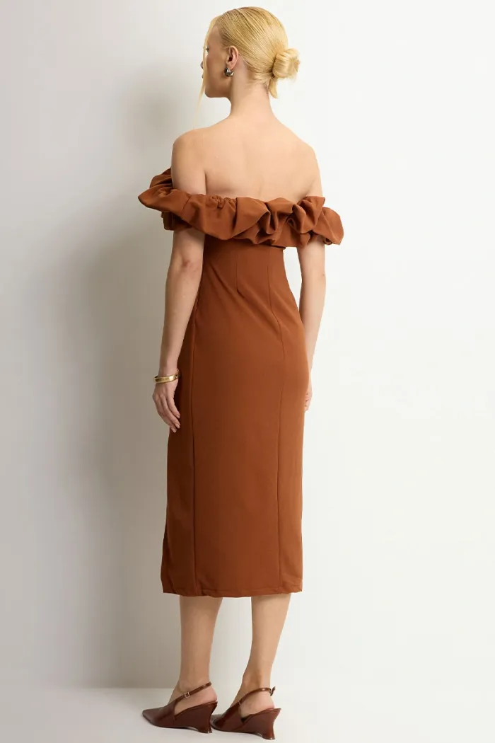 VESTIDO OMBRO A OMBRO MIDI BABADOS PATY - MARROM