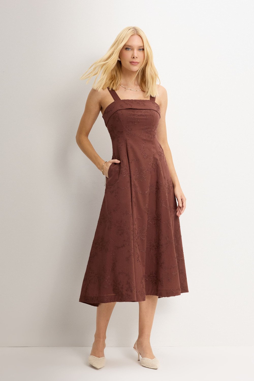 VESTIDO LOREN BORDADO ALÇA E BOLSOS - MARROM