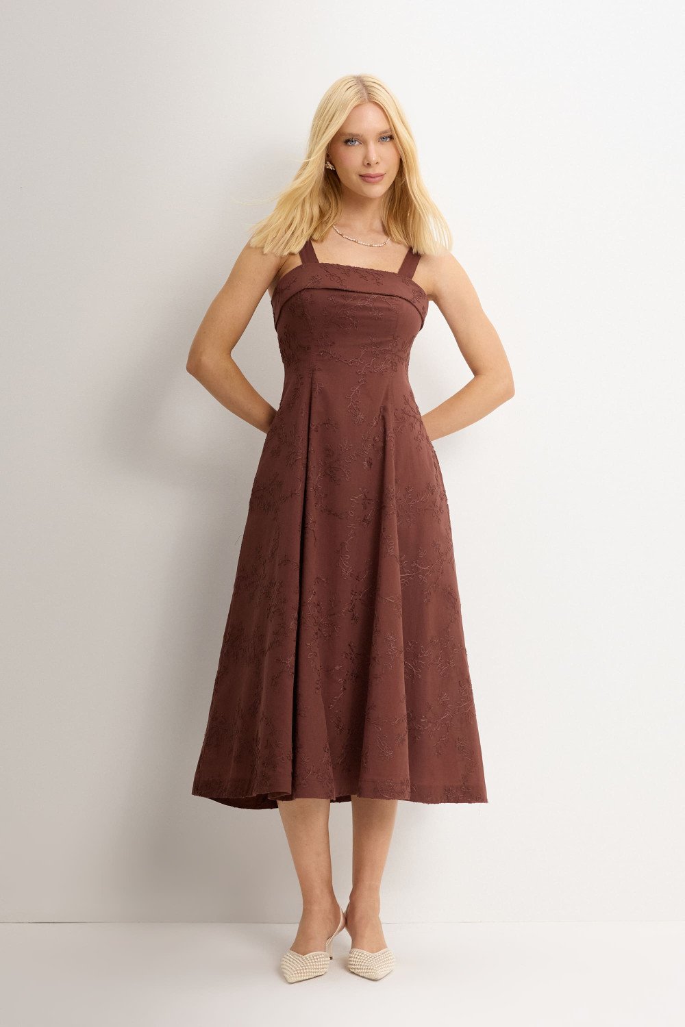 VESTIDO LOREN BORDADO ALÇA E BOLSOS - MARROM