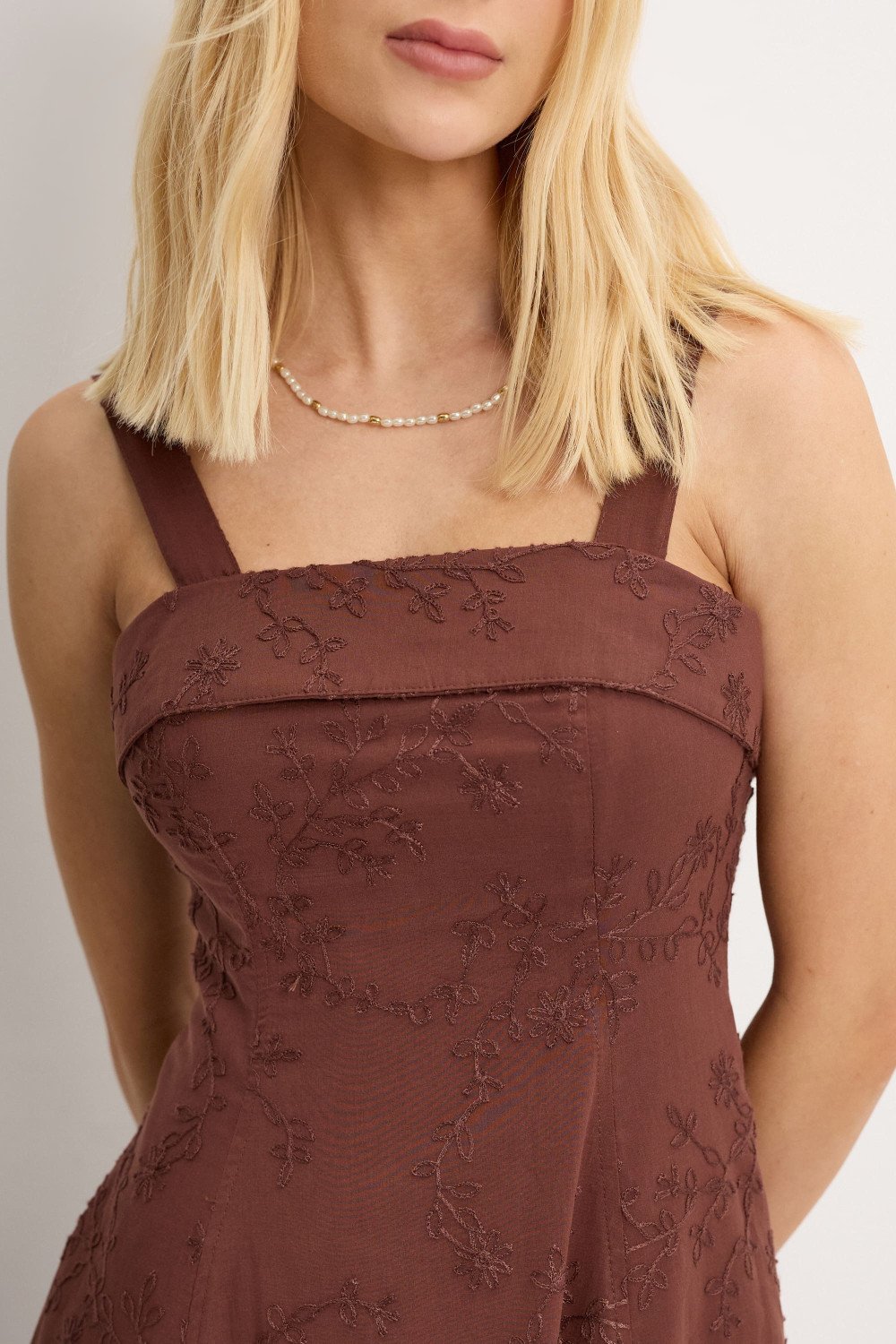 VESTIDO LOREN BORDADO ALÇA E BOLSOS - MARROM