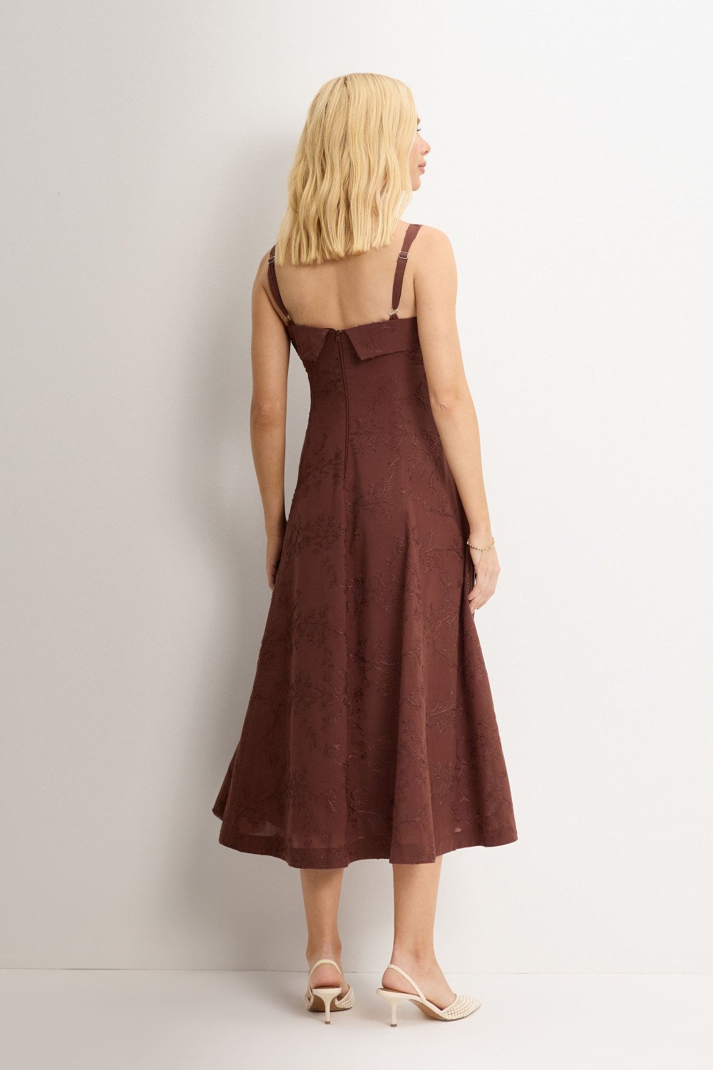 VESTIDO LOREN BORDADO ALÇA E BOLSOS - MARROM