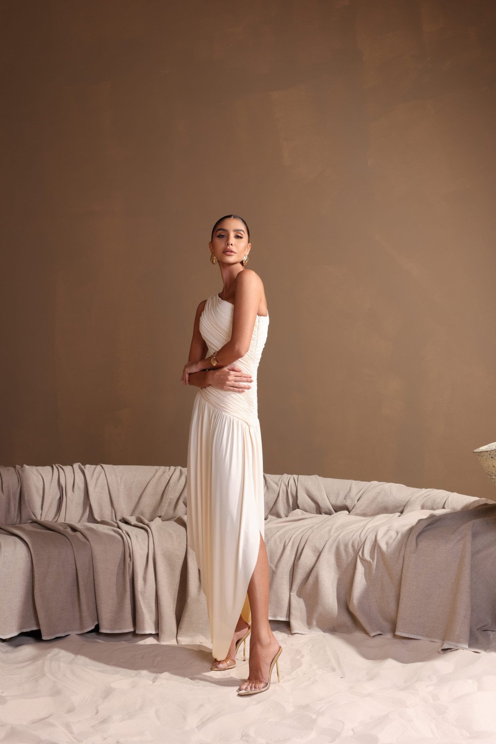 [PRÉ VENDA] VESTIDO LONGO ASSIMÉTRICO BRUNA - CHAMPANGNE [ENVIOS A PARTIR DE 15/05/26]