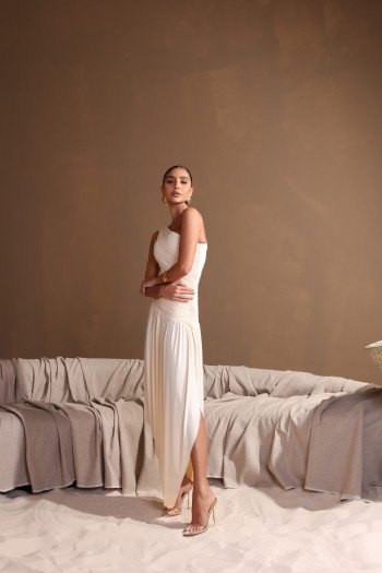 [PRÉ VENDA] VESTIDO LONGO ASSIMÉTRICO BRUNA - CHAMPANGNE [ENVIOS A PARTIR DE 15/05/26]