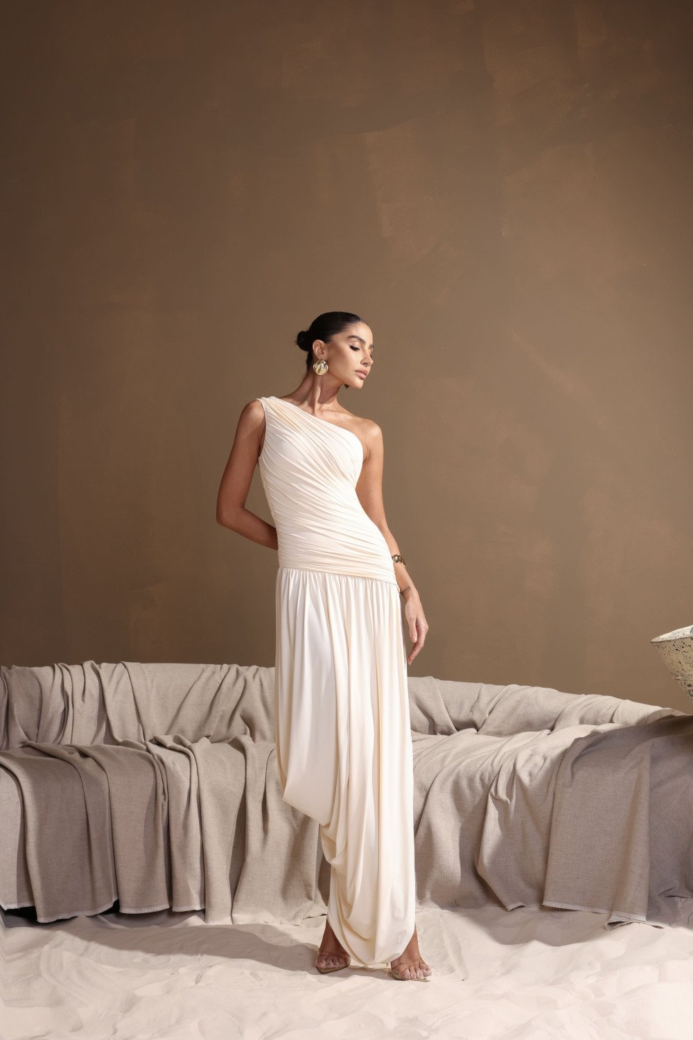 [PRÉ VENDA] VESTIDO LONGO ASSIMÉTRICO BRUNA - CHAMPANGNE [ENVIOS A PARTIR DE 15/05/26]