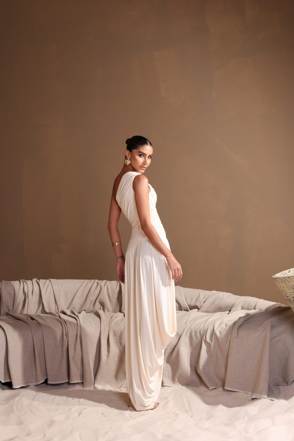 [PRÉ VENDA] VESTIDO LONGO ASSIMÉTRICO BRUNA - CHAMPANGNE [ENVIOS A PARTIR DE 15/05/26]