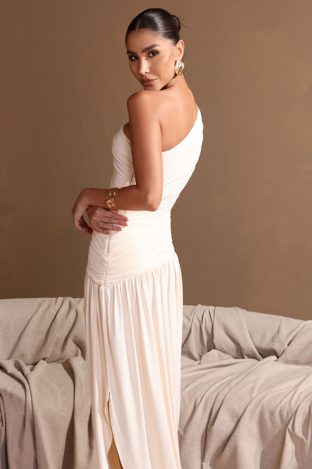 [PRÉ VENDA] VESTIDO LONGO ASSIMÉTRICO BRUNA - CHAMPANGNE [ENVIOS A PARTIR DE 15/05/26]